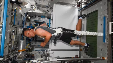 Séance de sport à bord de l’ISS pour le spationaute japonais Akihiko Hoshide. Séance de sport à bord de l’ISS pour le spationaute japonais Akihiko Hoshide.