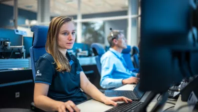 Une ingénieure du CNES participe à la mise à poste du satellite SWOT au Centre Spatial de Toulouse Une ingénieure du CNES participe à la mise à poste du satellite SWOT au Centre Spatial de Toulouse