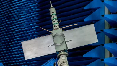 Les nanosatellites Kinéis sont équipés de 3 antennes miniatures (les 3 pics sur la photo) pour géolocaliser les balises à Terre. Ici, le déploiement et le rayonnement des antennes est testé à Terre avant l’envoi de la flotte de satellites dans l’espace. Les nanosatellites Kinéis sont équipés de 3 antennes miniatures (les 3 pics sur la photo) pour géolocaliser les balises à Terre. Ici, le déploiement et le rayonnement des antennes est testé à Terre avant l’envoi de la flotte de satellites dans l’espace.