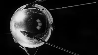 Le satellite soviétique Spoutnik a été mis en orbite par la fusée R-7. Il faisait le tour de la Terre en environ 98 minutes. Le satellite soviétique Spoutnik a été mis en orbite par la fusée R-7. Il faisait le tour de la Terre en environ 98 minutes.