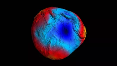 Représentation très précise du géoïde terrestre (surface où la gravité est la même) obtenue grâce au satellite GOCE. Les parties rouges/jaunes correspondent aux écarts en altitude de + 100 m par rapport au Géoïde, les bleues de – 100 m. Représentation très précise du géoïde terrestre (surface où la gravité est la même) obtenue grâce au satellite GOCE. Les parties rouges/jaunes correspondent aux écarts en altitude de + 100 m par rapport au Géoïde, les bleues de – 100 m.